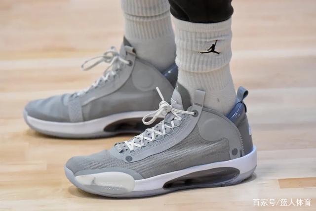 同曦外援空中伸脚踹赵继伟！裁判吹罚违体犯规