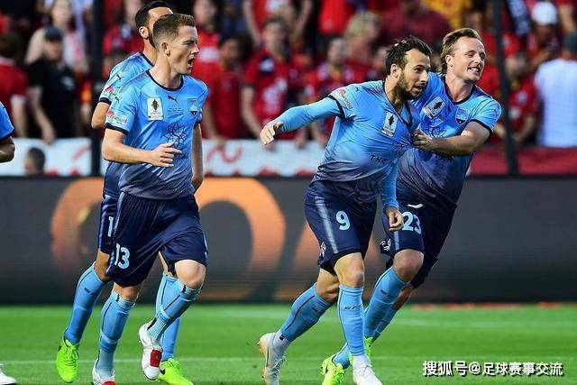 科斯蒂奇抵达伊斯但布尔 手持费内巴切围巾拍照