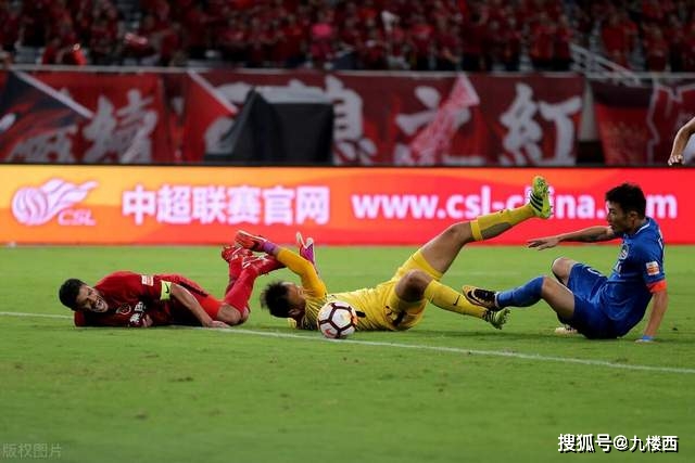 足球报：泰山四后卫阵型防守层次更丰富，二转应调整外援中场